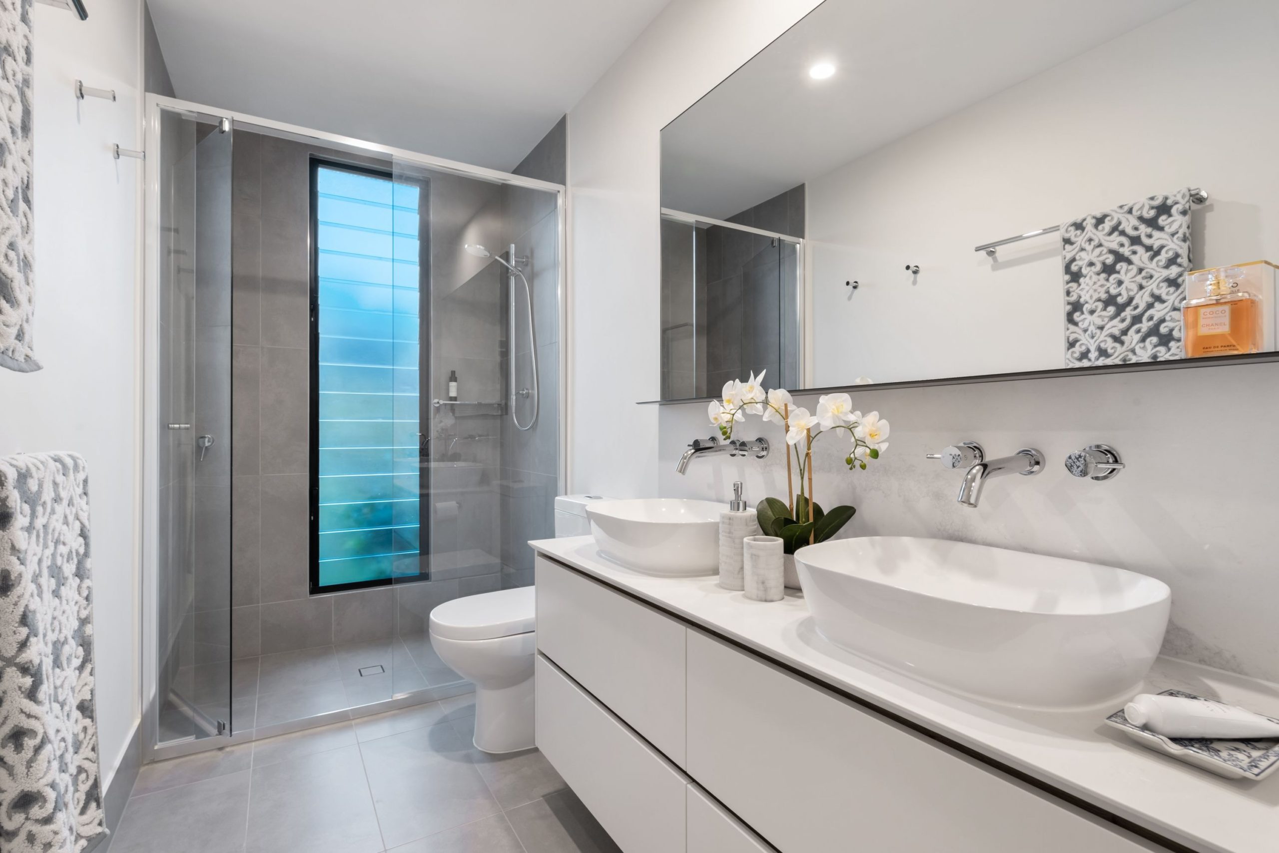 Comment rénover une salle de bain sans casser le carrelage ?