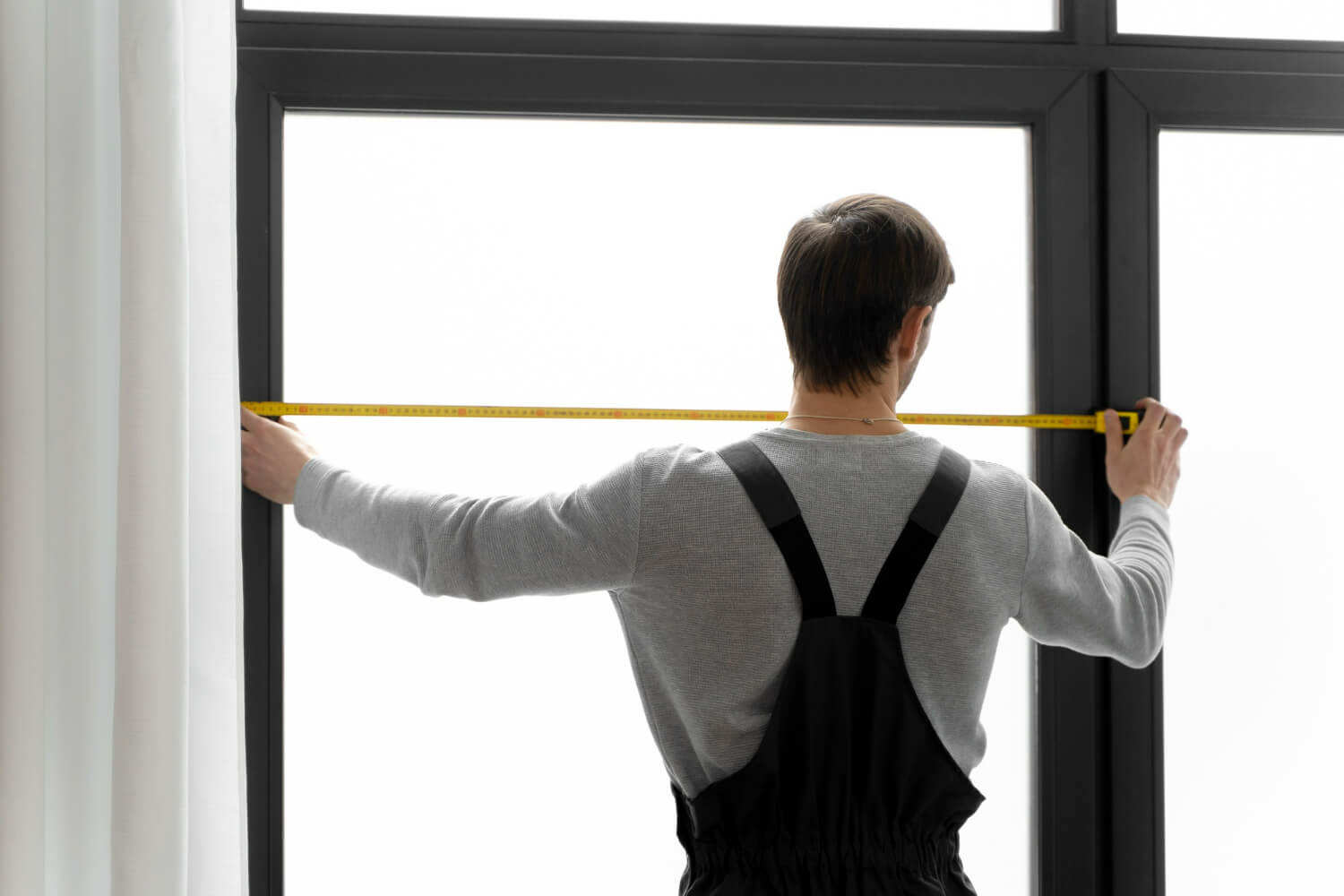 Comment poser sans risque une baie vitrée sur un immeuble de bureaux ?